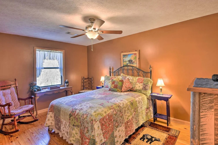 Family-friendly Cabin ~ 1 Mile to Hike & Swim!