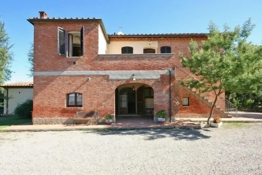 Spacious Farmhouse in Pienza with Swimming Pool