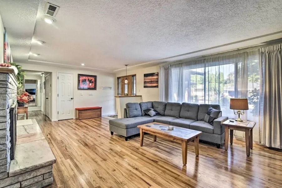 Charming Hillsboro Home w/ Yard, Dogs Welcome