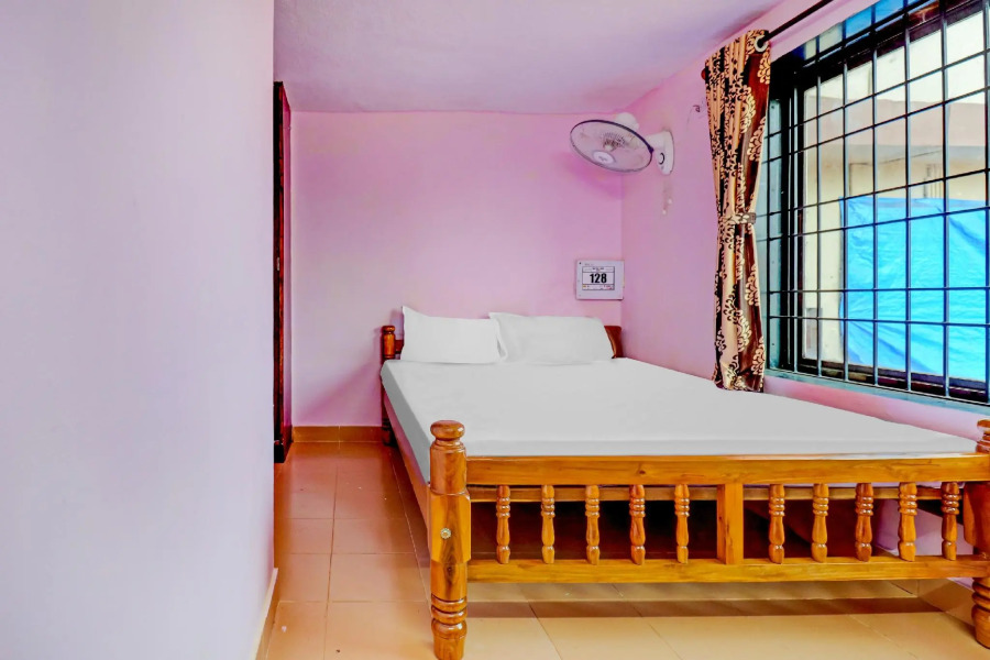 SPOT ON 79093 Hotel Half Moon