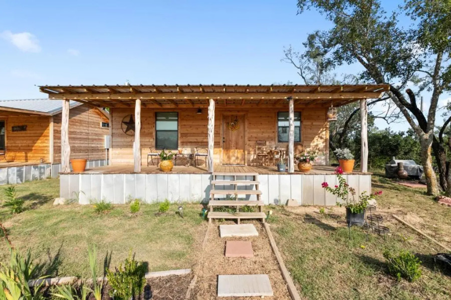 Hr 4 - The Sunflower Cottage 1 Bedroom Cabin by RedAwning