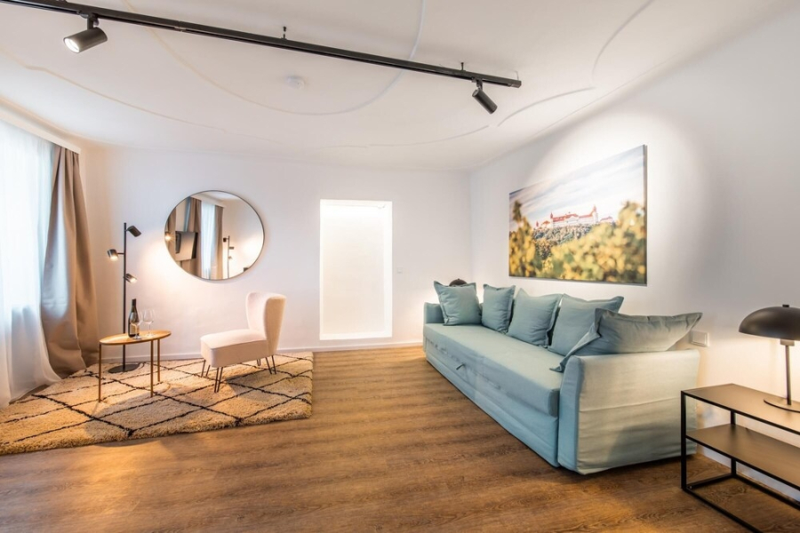 Deluxe Apartment With Spacious Living Room and King Bed Near DPU