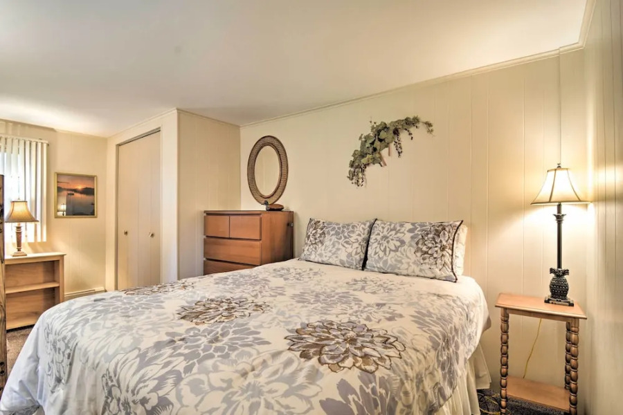 Roscommon Cabin w/ Fire Pit: Walk to Higgins Lake!