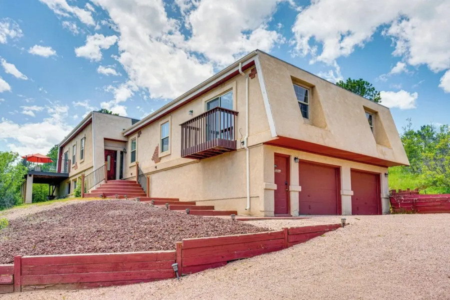 Breweries, Hiking Trails & Museums: Monument House