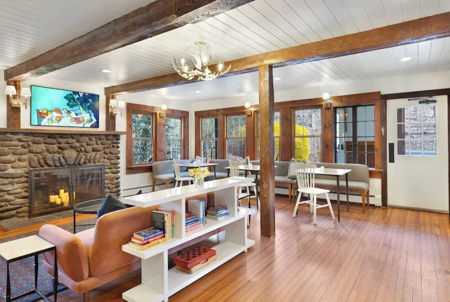 Phoenicia Lodge