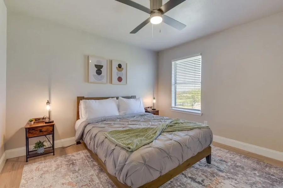 6 Mi to At&t Stadium: Grand Prairie Apt w/ Balcony