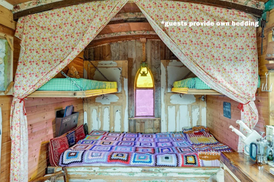Glamping Wagon - 1 x Double Bed, 2 x Single Bed