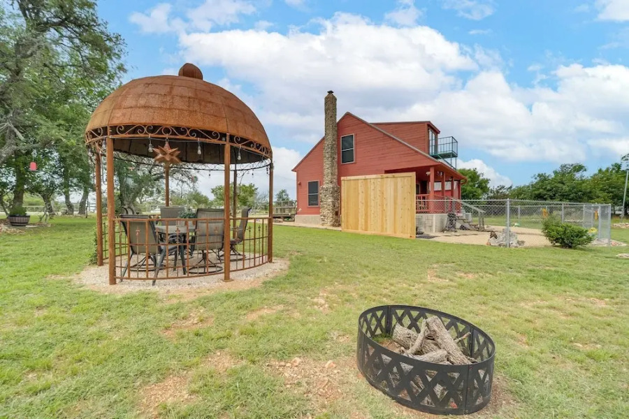 Pet-friendly Fredericksburg Cabin w/ Hot Tub!