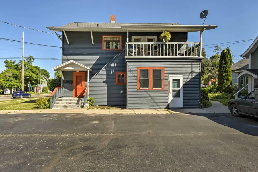 Walk to Dtwn Shops & Eats: Sturgeon Bay Retreat