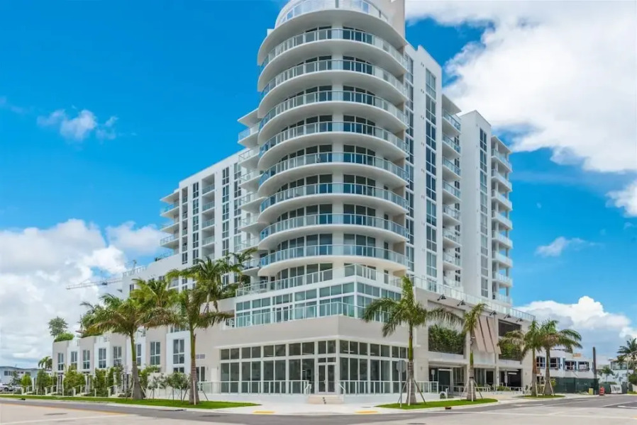 Top Fort Lauderdale Condo 7th Floor - Private and Sanitized, Hotel Amenities, Free Parking for Stays Over 27 Days, 400 ft From the Beach. Hosted by Super Host!