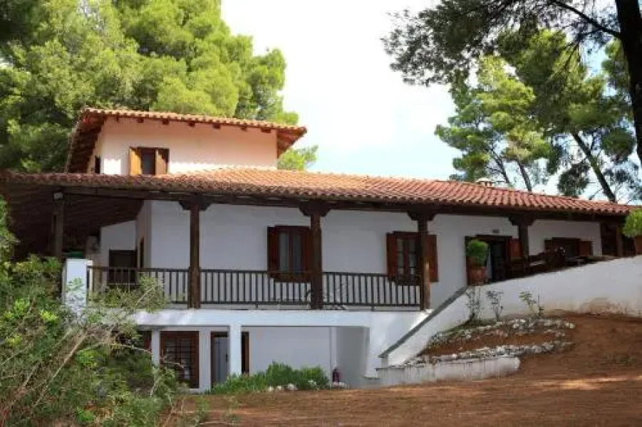 Squirrel Beach Front Villa, Metamorfosi