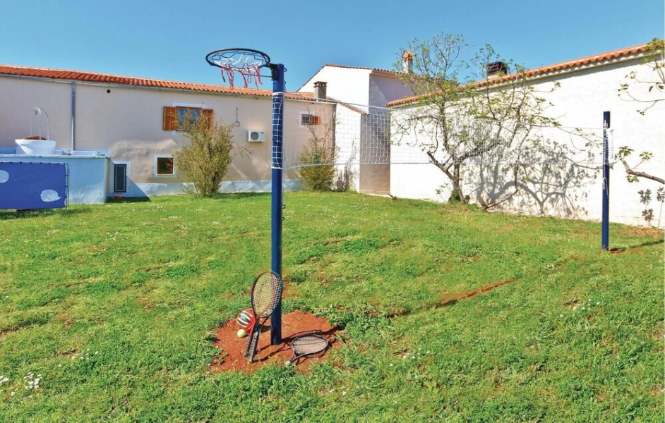 Stunning Home in Kuzinici With Wifi and 5 Bedrooms