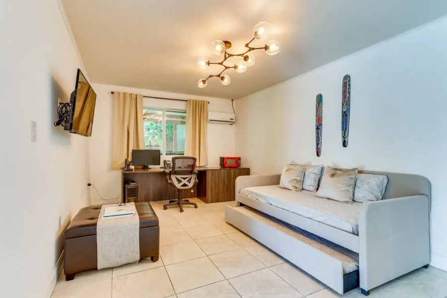 Sunny Miami Retreat - Pool, Patio & Gas Grill!