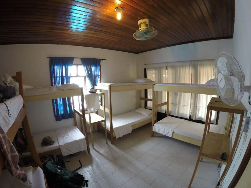 Leticias Guest House - Hostel