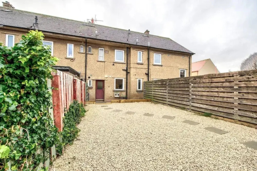 Naturally Well-lit and Serene Holiday Home w\ Parking
