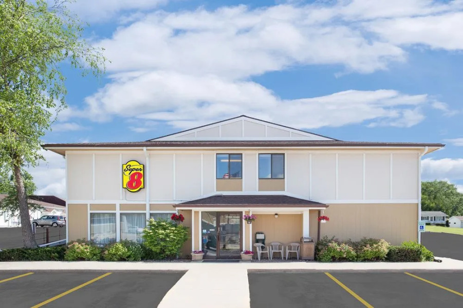 Super 8 Motel - Beaver Dam