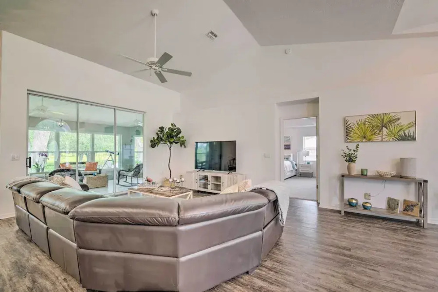 Crystal River Gem Near Three Sisters Springs!