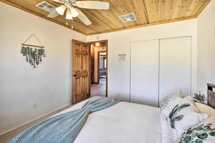 Chic Joshua Tree Pad w/ Mountain Views & Hot Tub