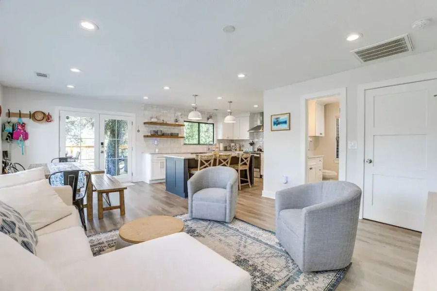 Willis Waterfront Home w/ Deck on Lake Conroe!