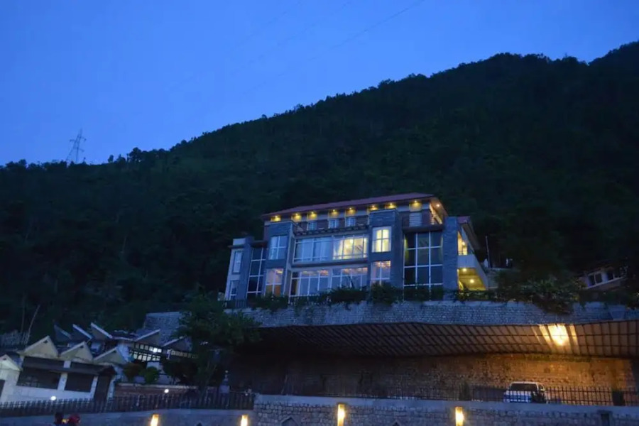 Serene Highway Resort