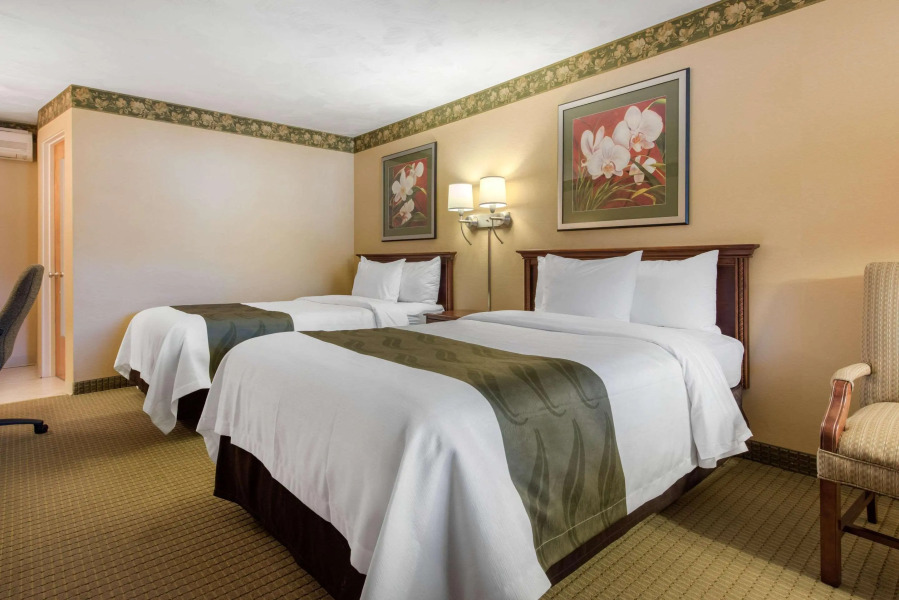 Quality Inn Breeze Manor