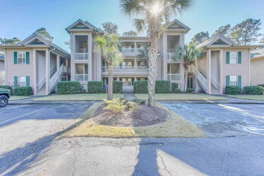Pawleys Island Condo w/ Screened Porch + Golfing!