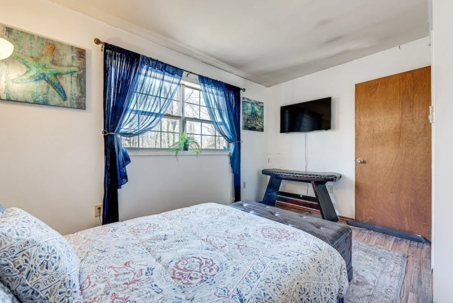 Tobyhanna Home w/ Fire Pit: 1 Mi to Lake Carobeth!