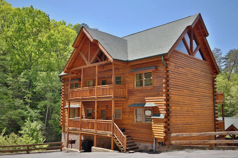 Mountain Movie Inn - Six Bedroom Cabin