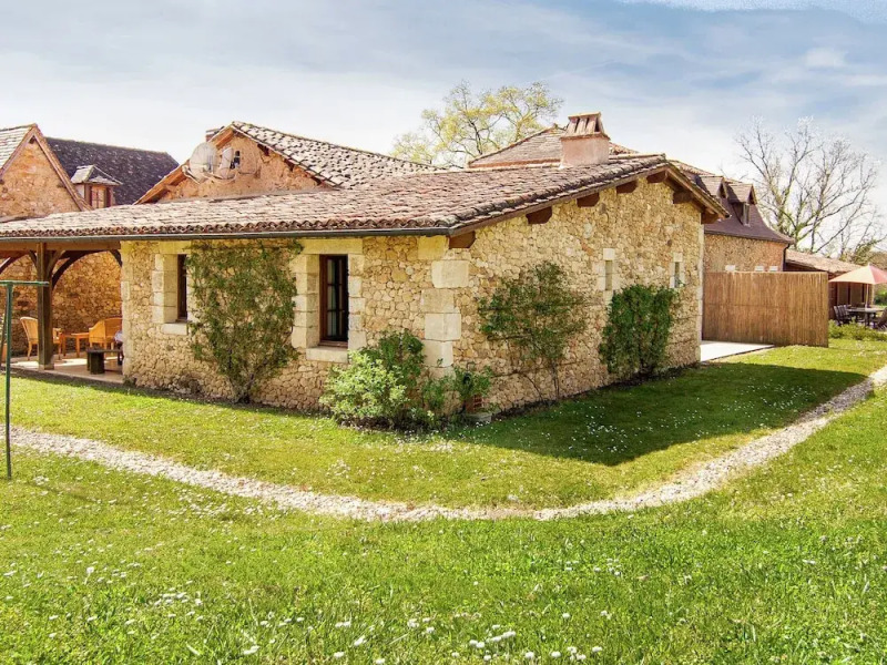 Marvelous Holiday Home in Issac With Swimming Pool