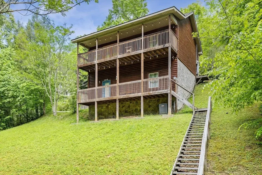 Private Golden Fox Cabin with Grill and Firepit by Redawning