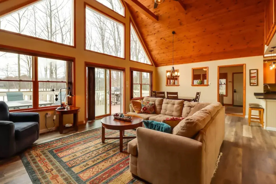 Lakefront Poconos Family Home w/ Pool Access