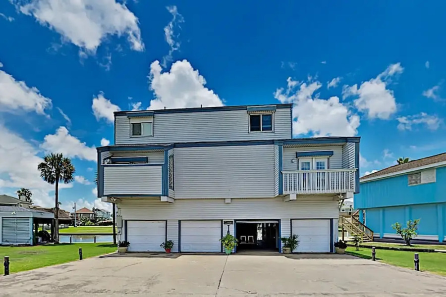 Bayfront Tiki Island W /boat Slip & Deck! 3 Bedroom Home