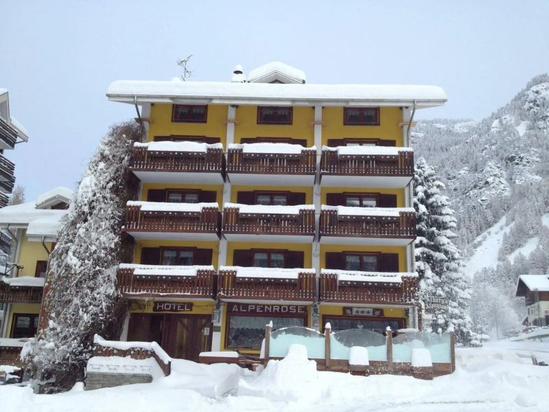 ALBERGO ALPENROSE Ski&Bike Mountain Hotel