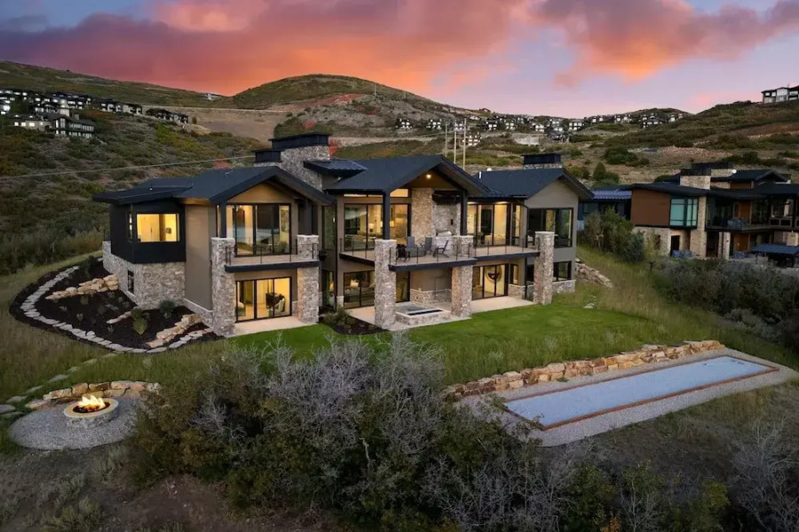 Reflection by Avantstay Sleeps 18 Lake Views Hot Tub Game Room