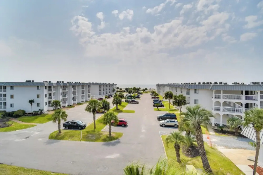 Gulf Shores Condo: Covered Balcony & Beach Access