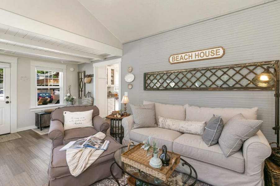 Red Door Cottage by Avantstay Cute Cottage w/ Ocean Views 1 Block From Beach!