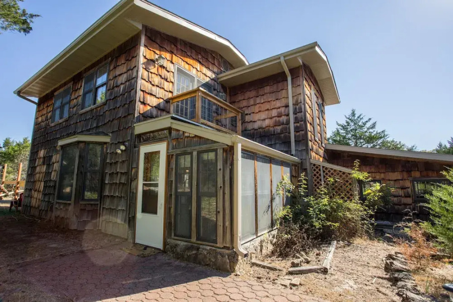 Henrys Hideaway by RedAwning