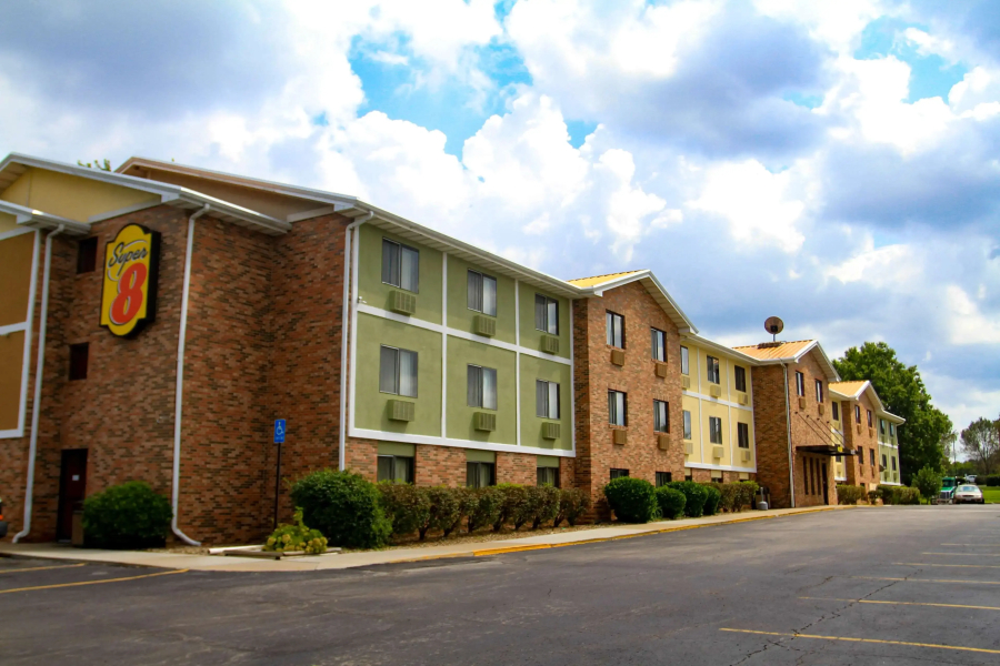 Super 8 by Wyndham Lenexa Overland Park/Mall Area