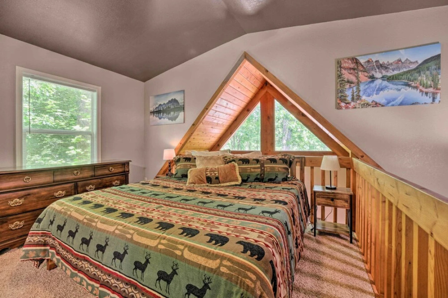 Cozy Whittier Cabin + Yard & Hot Tub, Pets Welcome