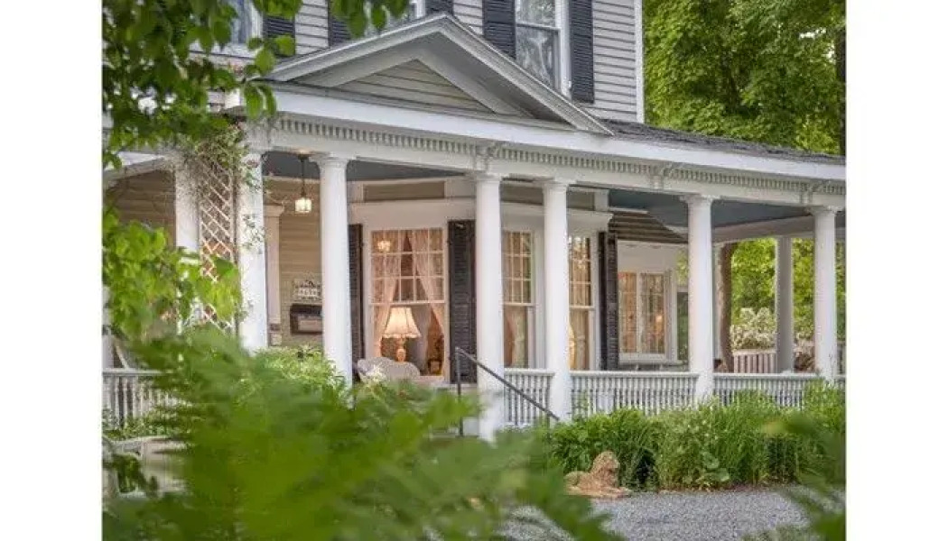 Mira Monte Inn & Suites