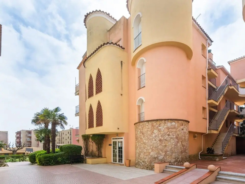 Alluring Apartment in Empuriabrava With Swimming Pool