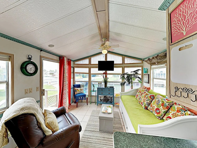 Waterfront W/ Deck & 2 Pools 1 Bedroom Condo