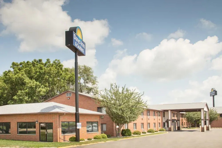 Days Inn & Suites Waterloo