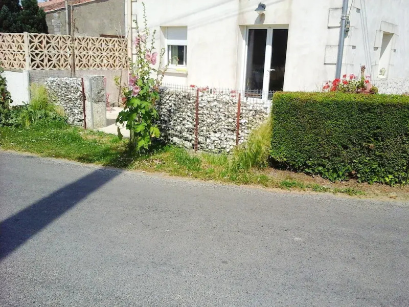 Apartment With one Bedroom in Mortagne-sur-gironde, With Furnished Gar