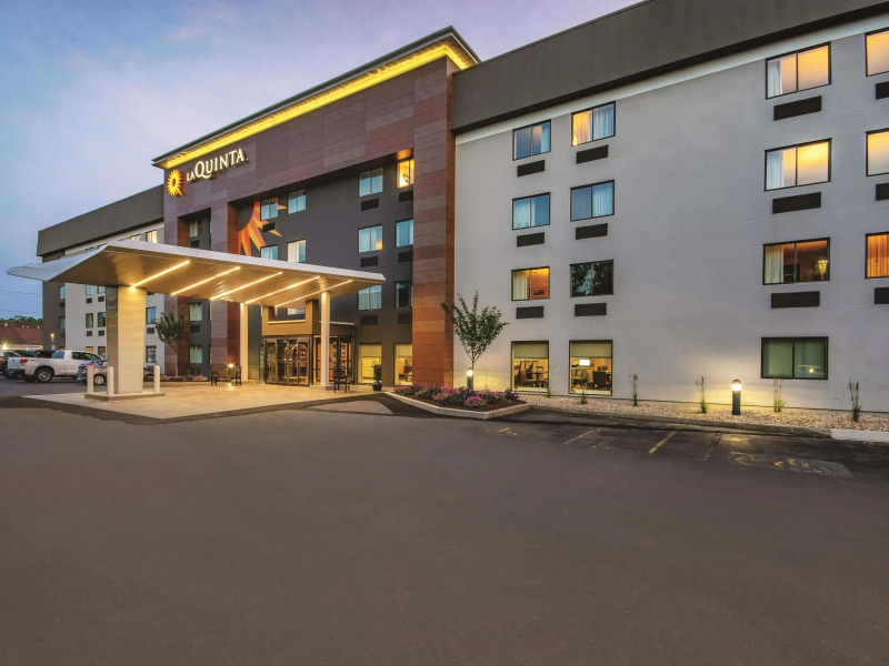 La Quinta Inn & Suites by Wyndham Hartford - Bradley Airport