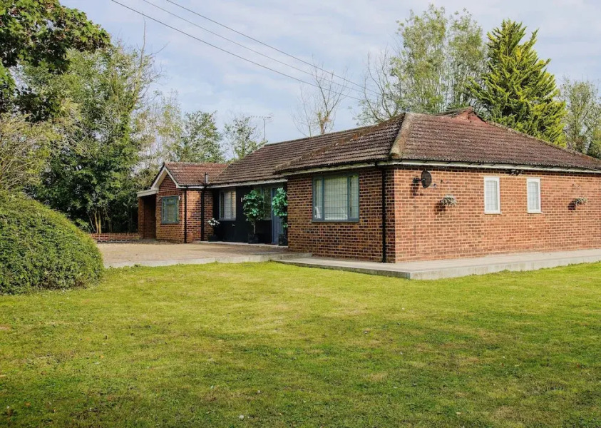 Deluxe 2 Bed Versace Hottub Skytv