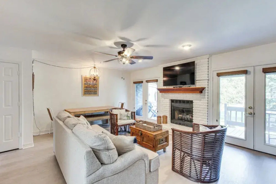 Inviting Home w/ Golf Course View in Diamondhead!