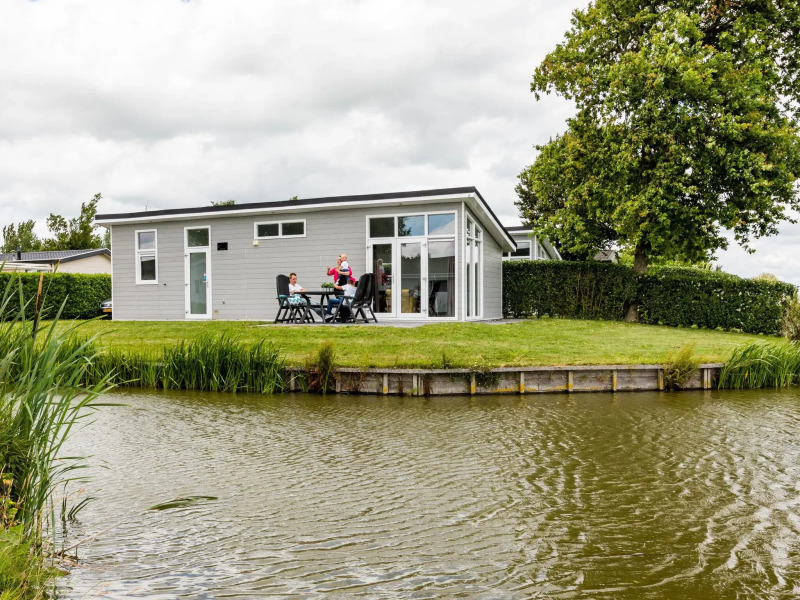 Detached, light chalet with dishwasher not far from Hoorn