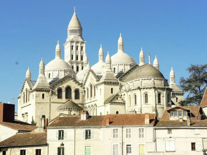 Exquisite Holiday Home in Issac With Swimming Pool