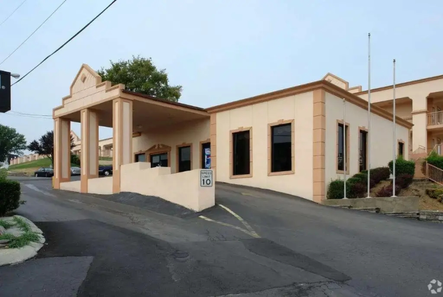Super 8 by Wyndham Nashville Near Downtown / I-40